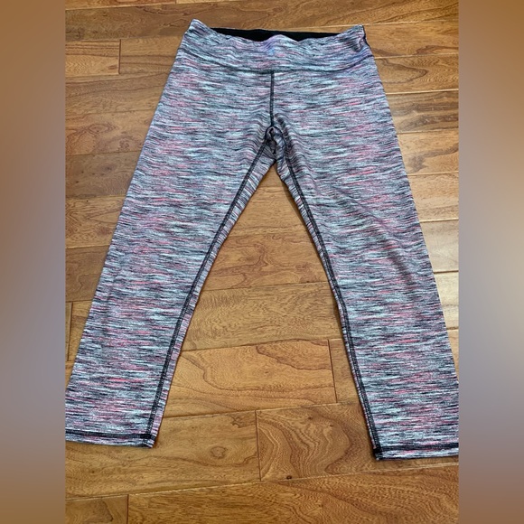 Bundle of 4 workout leggings. Size Medium - Picture 9 of 14